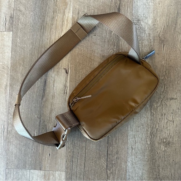 New Lululemon Everywhere Belt Bag 1L Burnt Caramel - Picture 4 of 10